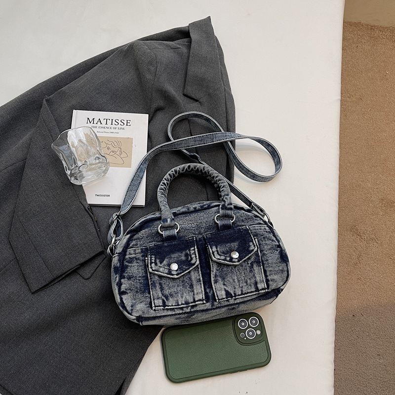New Hong Kong-style retro niche denim underarm bag for women, fashionable and versatile, lightweight for commuting, large-capacity crossbody bag Application Scenario