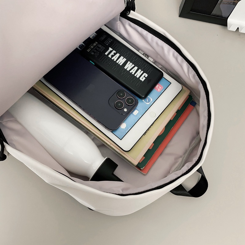 The "Ba Ji Tong Bao" two-piece detachable multi-functional schoolbag is a cute backpack for grades three to six in primary school Application Scenario