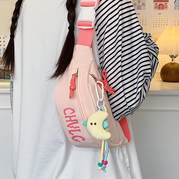 The 2025 new Japanese InS-style chest bag is a casual and versatile bag for women. It's a cute, simple and high-end waist bag details Picture