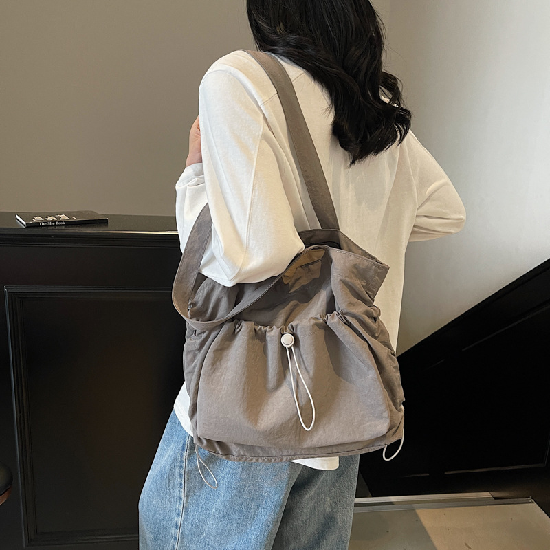 This is a new, minimalist and versatile single-shoulder bag for women with a unique canvas design. It is a large-capacity commuting bag for office workers details Picture