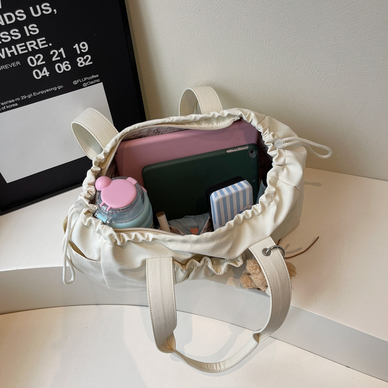 This is a female summer pleated college student artistic crossbody bag with a large capacity and Korean style. It is a versatile tote bag for commuting Application Scenario
