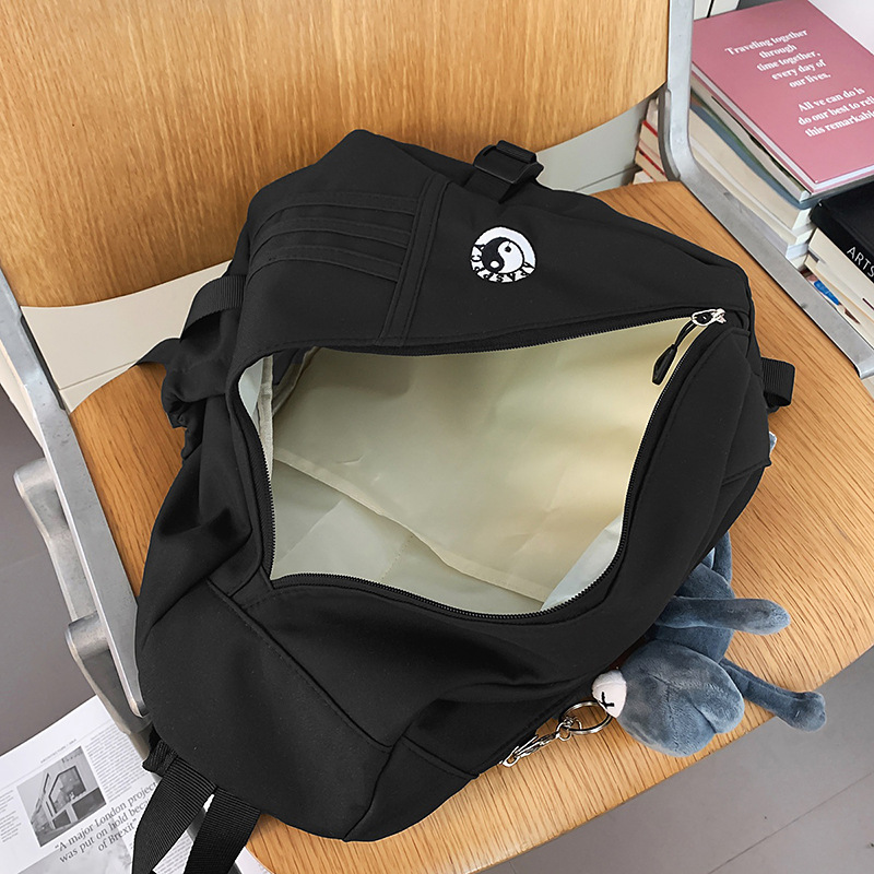 A new Korean-style, niche, color-matched commuting, large-capacity, trendy and sporty cycling crossbody bag Application Scenario