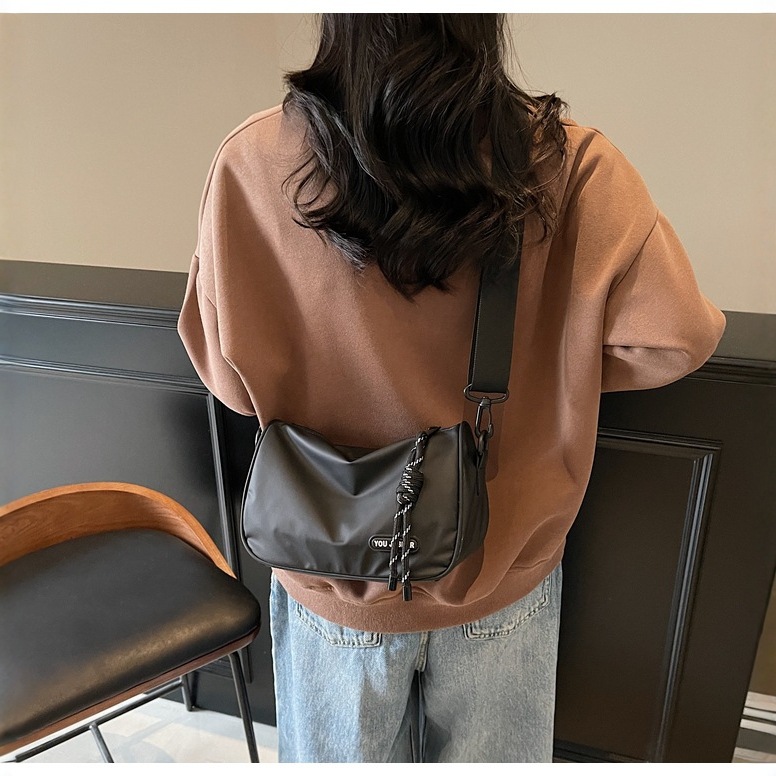 The 2025 new style of fashionable, casual and stylish women's bag, Korean-style lightweight single-shoulder bag, versatile and simple crossbody bag details Picture