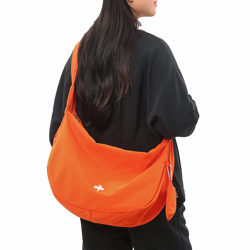 2025 New Hong Kong style cool motorcycle, mobile phone, loose change crossbody bag, men's and women's commuting single-shoulder crossbody bag, sports crossbody bag full figure