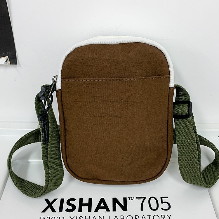 A new high-appeal letter-style portable and lightweight crossbody bag for commuting and hiking, a simple and casual crossbody bag for both men and women Specification drawing