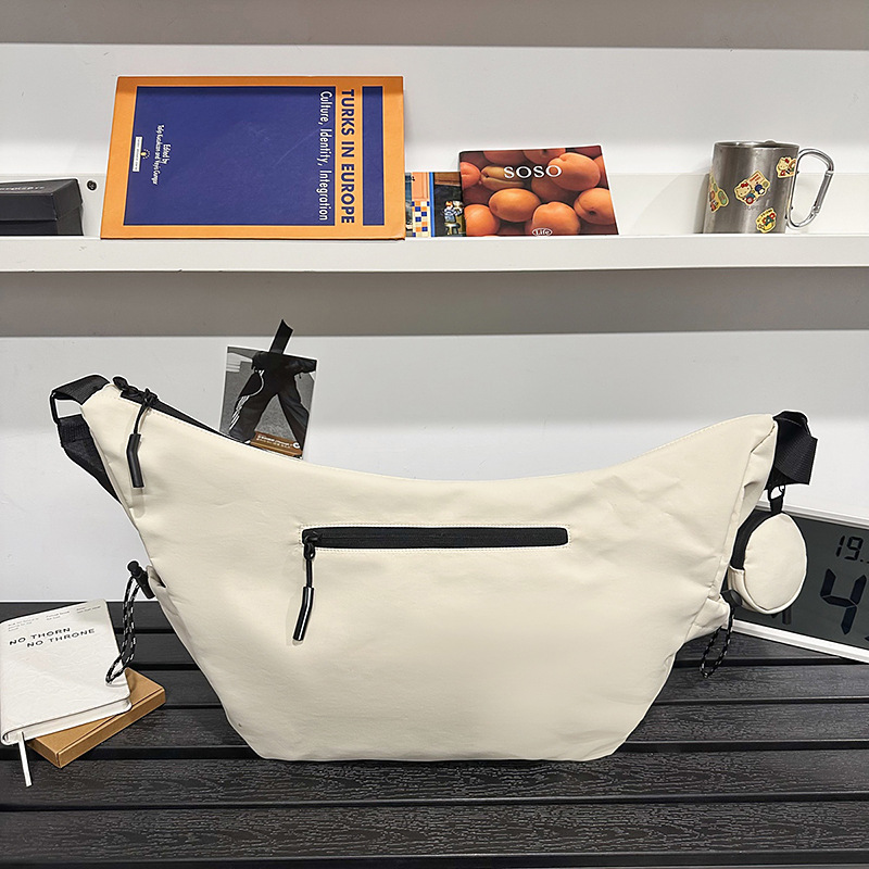 Couple crossbody bags, casual large-capacity trendy brand dumpling bags, versatile workwear single-shoulder bags, sporty and laid-back style niche bags Application Scenario