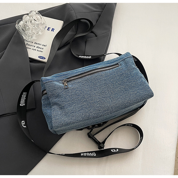 New large-capacity women's crossbody bag, trendy brand Boston pillow bag, fashionable chain denim commuter bag, single-shoulder bag Specification drawing