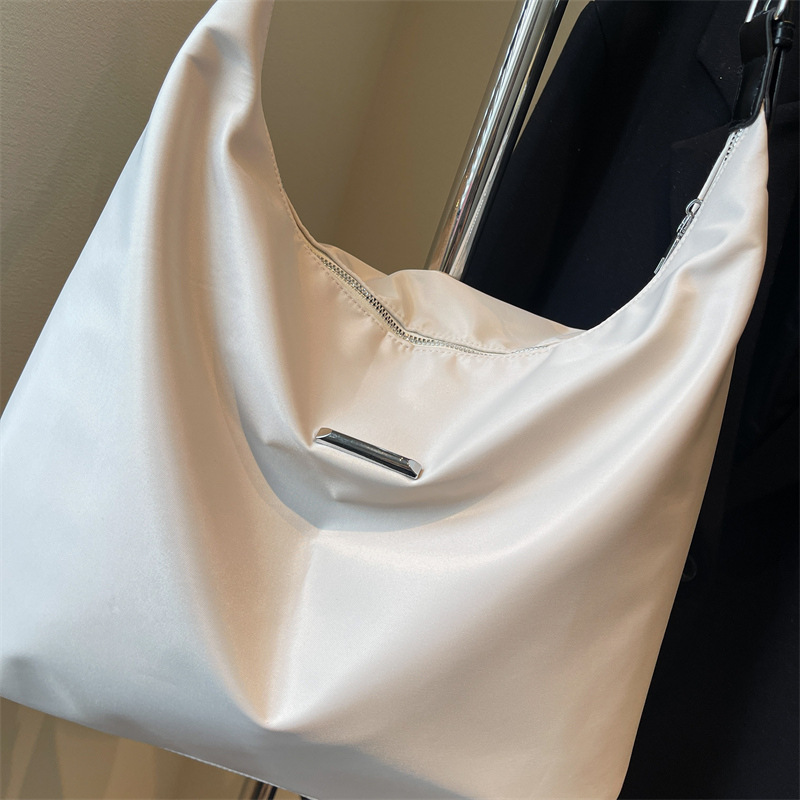 Casual and versatile large-capacity tote bag for women, new summer 2025, a single-shoulder crossbody bag for college students' commuting to class Application Scenario