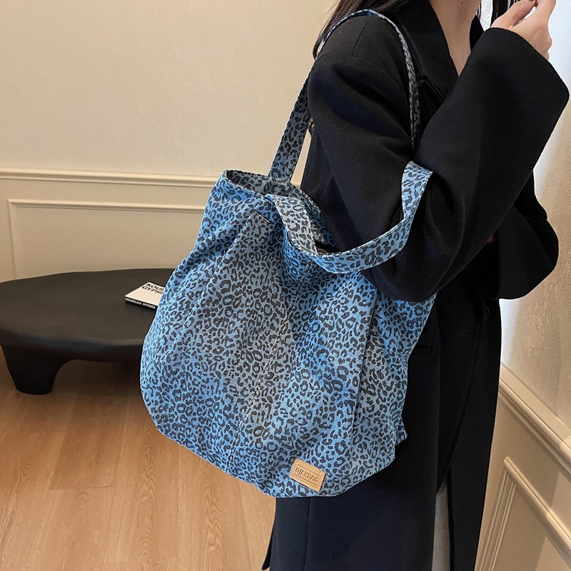 Large-capacity tote bag for women, 2024 new style, casual and laid-back denim, single-shoulder leopard print bag for commuting to school full figure