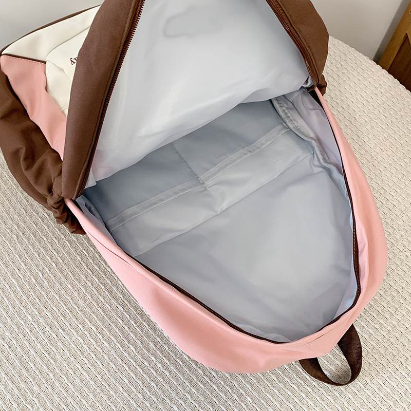 This new American-style retro backpack with a high aesthetic level is versatile and suitable for high school and junior high school students. It also features a large-capacity travel computer backpack Application Scenario