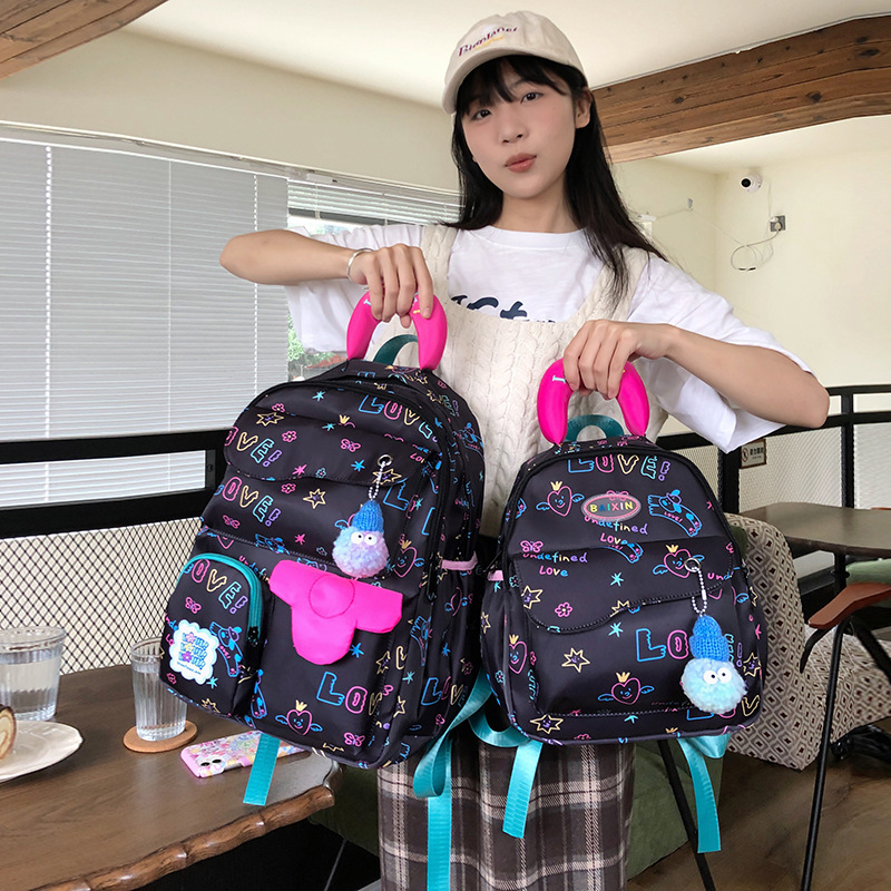 New letter graffiti backpack for cute girls, lightweight backpack for junior and senior high school students, dopamine school bag for primary school students to start school full figure