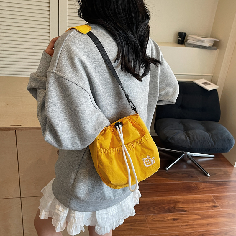 A new high-quality solid-color pleated drawstring bag with a drawstring opening from Korean Instagram, a lightweight tote bag for women's shopping and travel details Picture