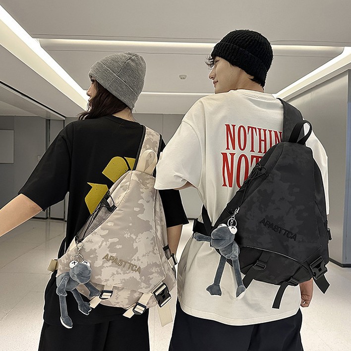 New trendy and cool color-blocking outdoor sports cycling and mountaineering bags for couples, multi-purpose and versatile crossbody bags and backpacks full figure