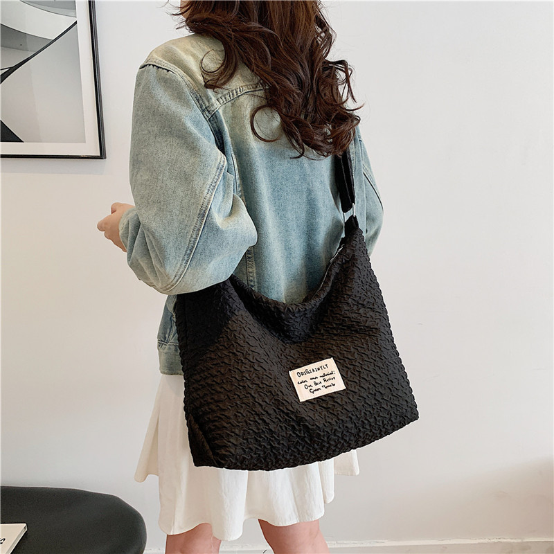 Korean style Instagram fresh and cute girl crossbody bag, versatile bubble check large-capacity single-shoulder bag, student commuting bag for classes full figure
