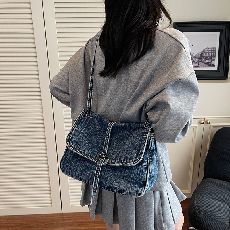 A new Hong Kong-style denim crossbody bag with a high aesthetic level and niche design, suitable for women's light commuting, shopping and outings full figure
