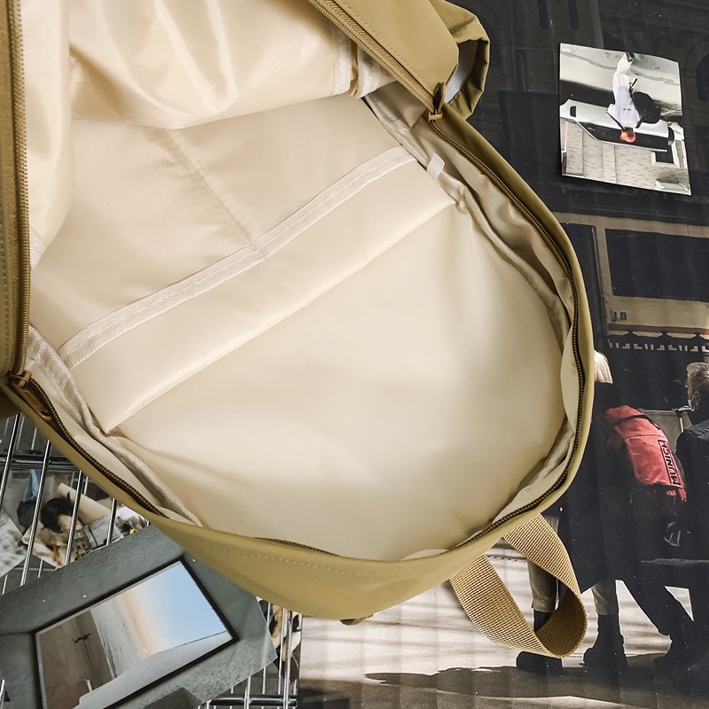 Men's Japanese-style casual and versatile large-capacity travel backpack, light and simple schoolbag for junior high school, senior high school and college students, women Application Scenario