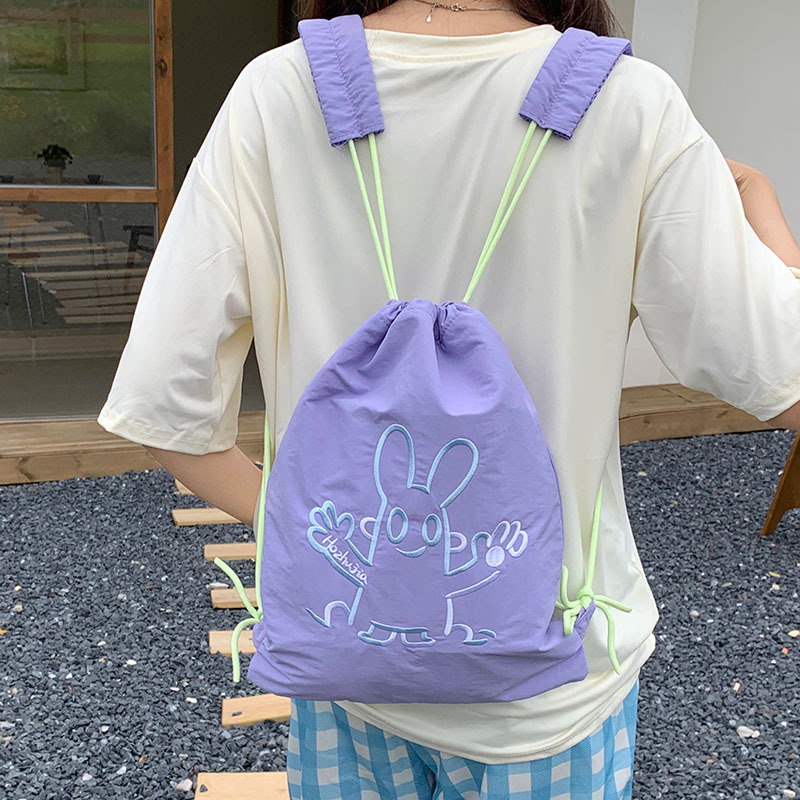 A new high-look, cool and cute cartoon-embroidered drawstring backpack from Korean Instagram, a simple and lightweight children's backpack full figure