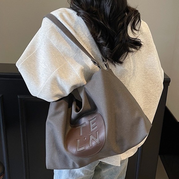 The 2025 new stylish, large-capacity, niche single-shoulder bag is a versatile, lightweight tote bag for casual and simple use full figure
