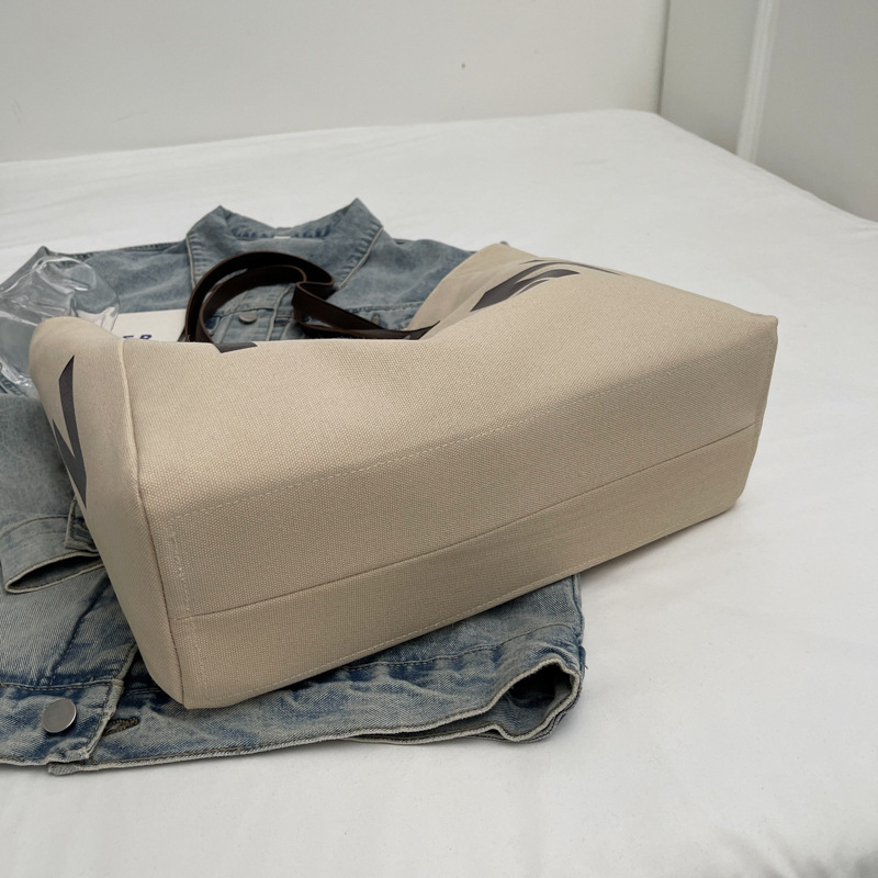 Large-capacity single-shoulder bag for women, 2025 new letter-shaped canvas school tote bag for commuting and short trips Application Scenario