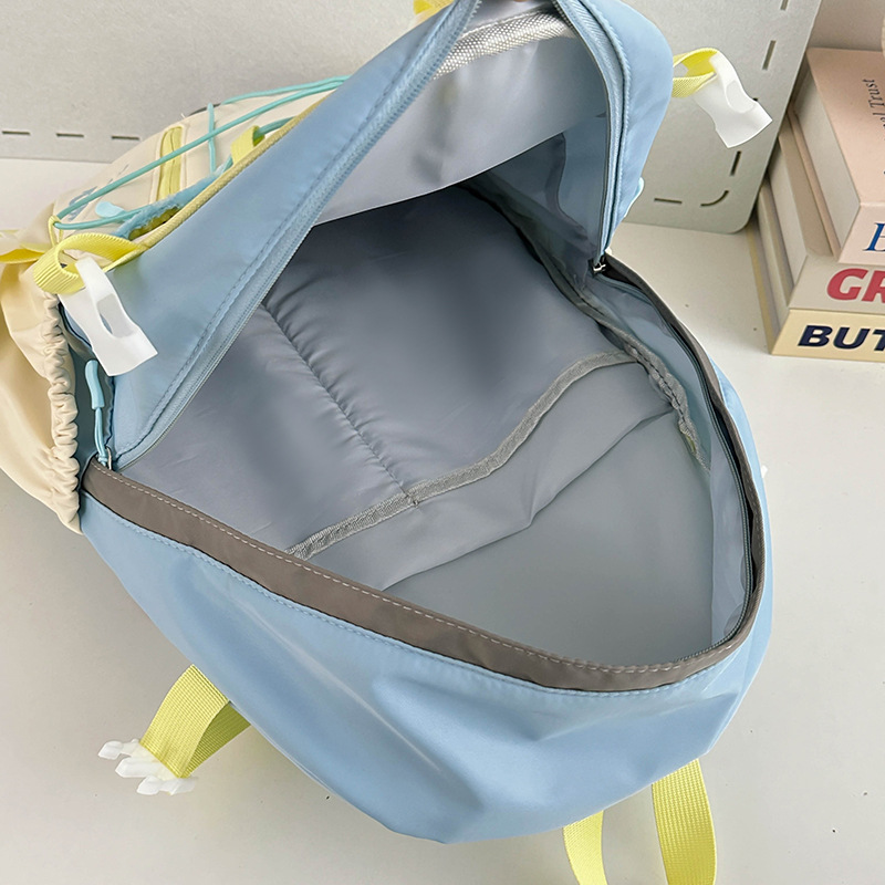 This schoolbag is designed for female college students with a unique sense of design and a high level of appearance. It is a casual travel backpack with a Japanese color contrast and is lightweight Application Scenario