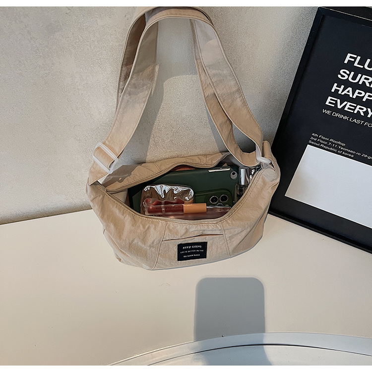 The new Korean-style tote bag with a high aesthetic level is a casual, simple, lightweight, fashionable and versatile outdoor crossbody bag for women Application Scenario