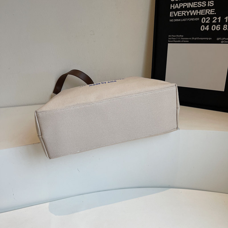 Korean-style artistic and laid-back letter single-shoulder canvas underarm bag 2025 new casual, fashionable and versatile student tote bag Application Scenario