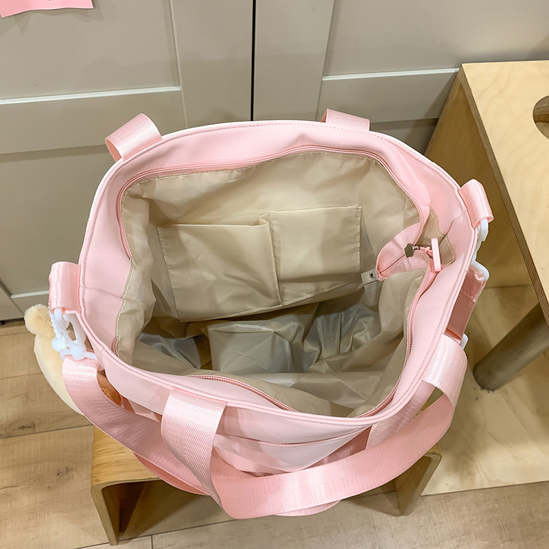Cute color-blocking hand-held shoulder bag, large-capacity crossbody bag, a casual commuting bag for female college students attending classes, and a make-up class bag Application Scenario