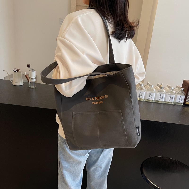 A simple and large-capacity canvas bag for women, a new model of 2025 for college students. It is a versatile single-shoulder tote bag for class and commuting to work details Picture
