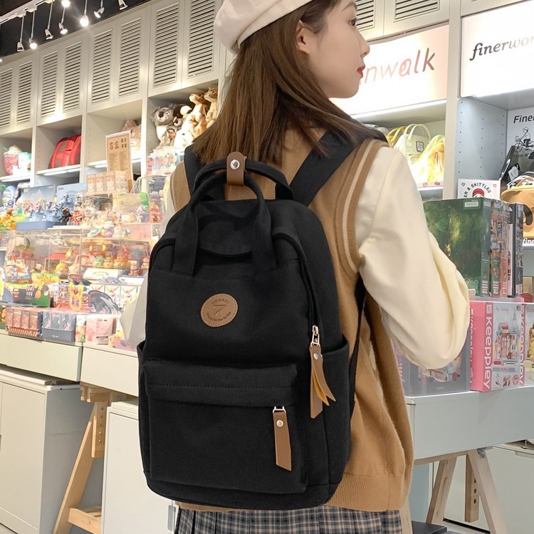 This is a new spring casual travel handbag for women, featuring a simple and elegant Korean style. It is a schoolbag for senior high school students details Picture