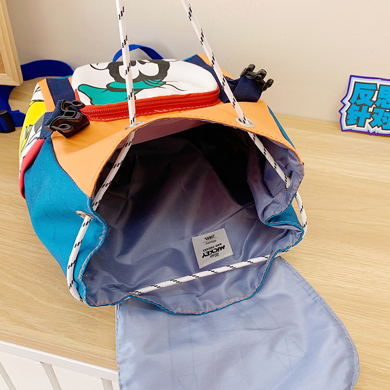 New children's spring outing backpack, a cool and trendy bag for girls to go out and play, a Korean version of Instagram graffiti lightweight backpack for girls Application Scenario