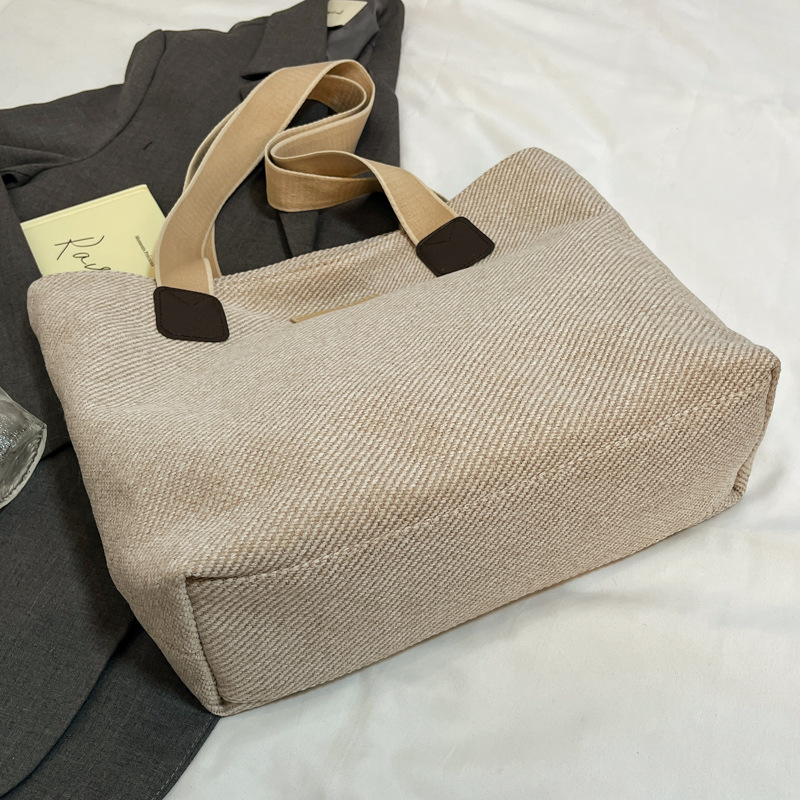 The new autumn and winter tote bag is a versatile, fashionable and casual handbag with a large capacity and a laid-back Korean-style single-shoulder bag for women Specification drawing