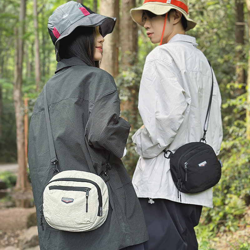 A new high-appeartion-level outdoor commuting lightweight crossbody bag, a couple's casual, simple, fashionable and versatile crossbody bag full figure