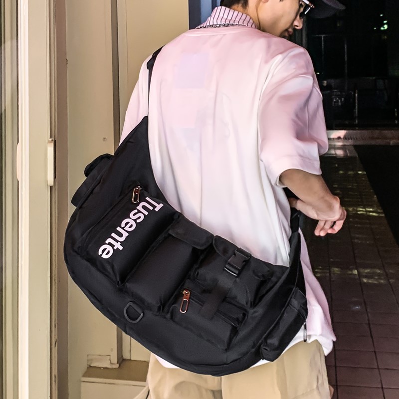 A new high-appeal short-distance travel bag and handbag for both men and women, featuring a casual, simple, lightweight and versatile design with a large capacity crossbody full figure