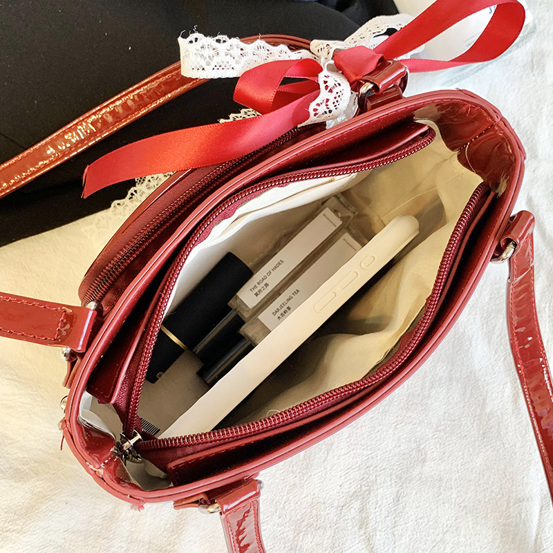 A new 2024 Japanese style versatile pain bag with high appearance standards, a sweet and cool girl single-shoulder armpit bag, and a 2D girl crossbody bag Application Scenario