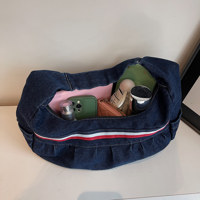 A new high-appeal, Hong Kong-style, niche design, trendy and cool crossbody bag for women with color-blocking and patchwork features. It's a lightweight crossbody bag for shopping and traveling Application Scenario