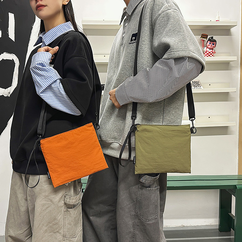New trendy brand versatile envelope bag, personalized outdoor handbag, men's and women's fashionable workwear small shoulder bag, casual mobile phone bag details Picture