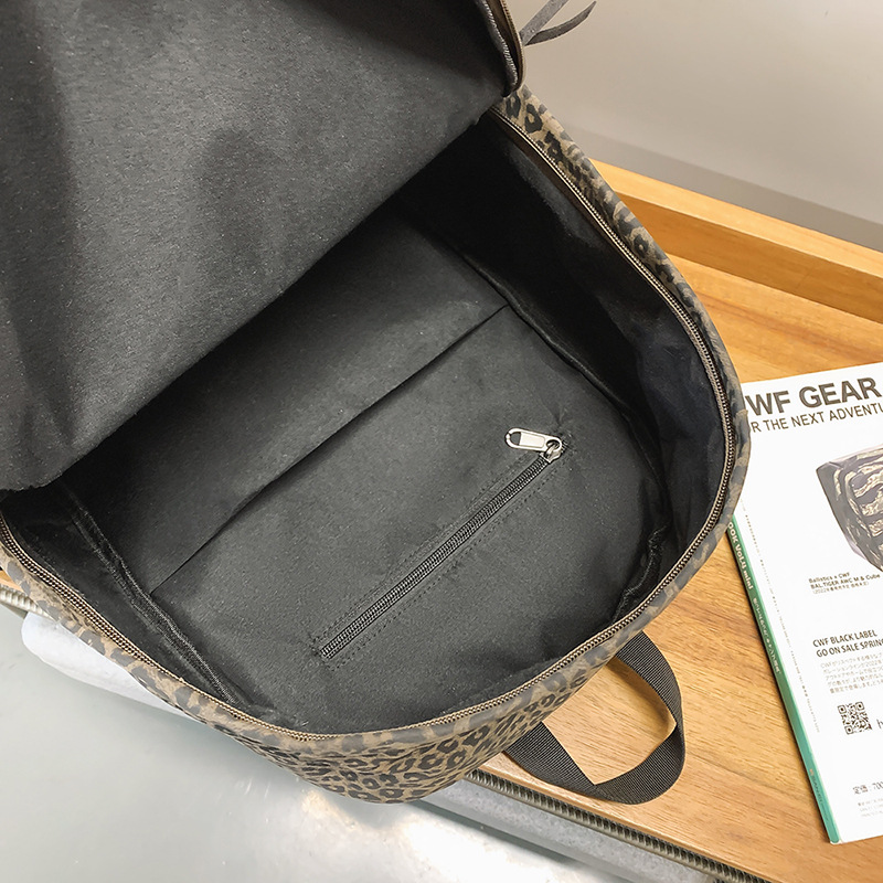The 2025 new style of a fashionable leopard print backpack for junior and senior high school students is perfect for commuting to work. It is also a backpack for college students Application Scenario