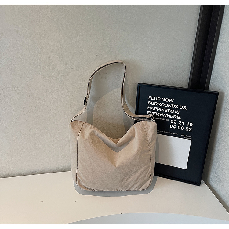 Japanese-style casual and laid-back student commuting tote bag, large capacity, simple solid color, light and versatile crossbody bag for girls Application Scenario