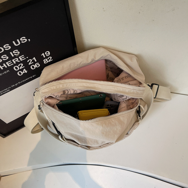 A new Korean-style ins multi-pocket crossbody bag with a high aesthetic level, a casual, simple, lightweight and large-capacity tote bag for women Application Scenario