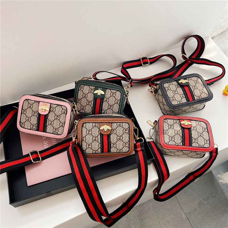 The 2024 new children's bag is a cute and stylish crossbody bag for girls, a one-shoulder bag for little girls, and a cute princess mini bag full figure