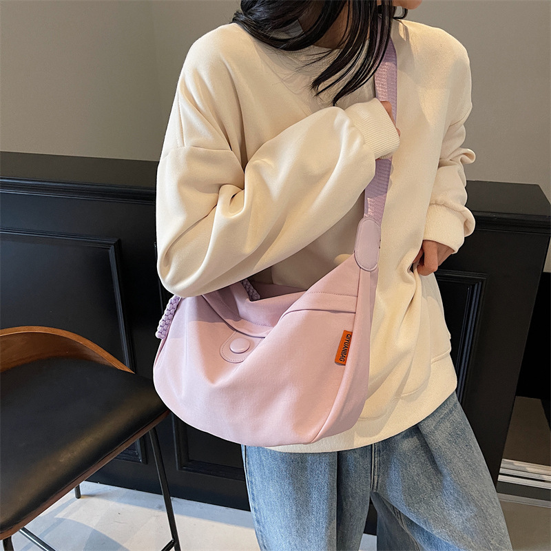 The pure color Youth Dumpling Bag 2025 new model is a lightweight and simple commuting single-shoulder crossbody bag with a high level of appearance details Picture