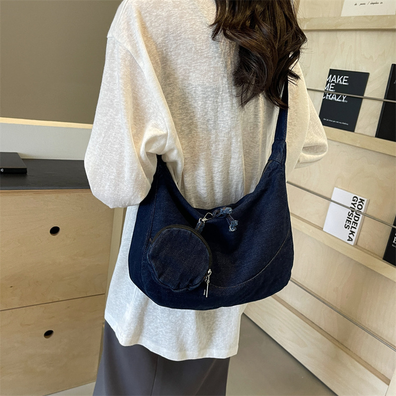 Korean retro and laid-back feng shui washed denim bag, niche design, versatile for daily use, commuting, shopping, crossbody messenger bag details Picture
