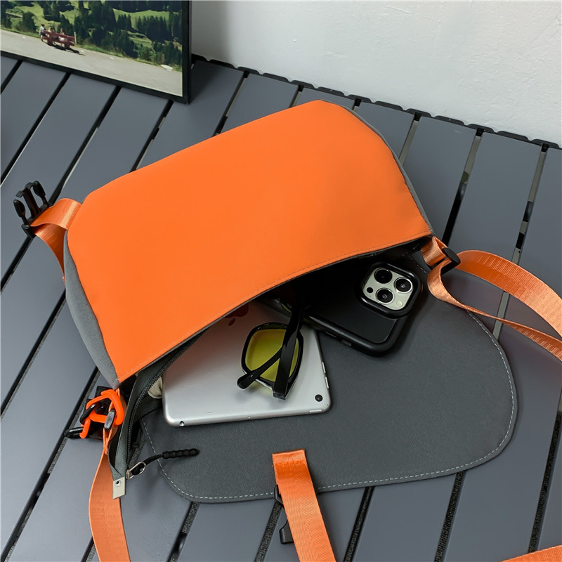A new high-appearure-level fashionable messenger bag for both men and women, featuring simple color matching for casual commuting, large capacity and versatile single-shoulder crossbody Application Scenario