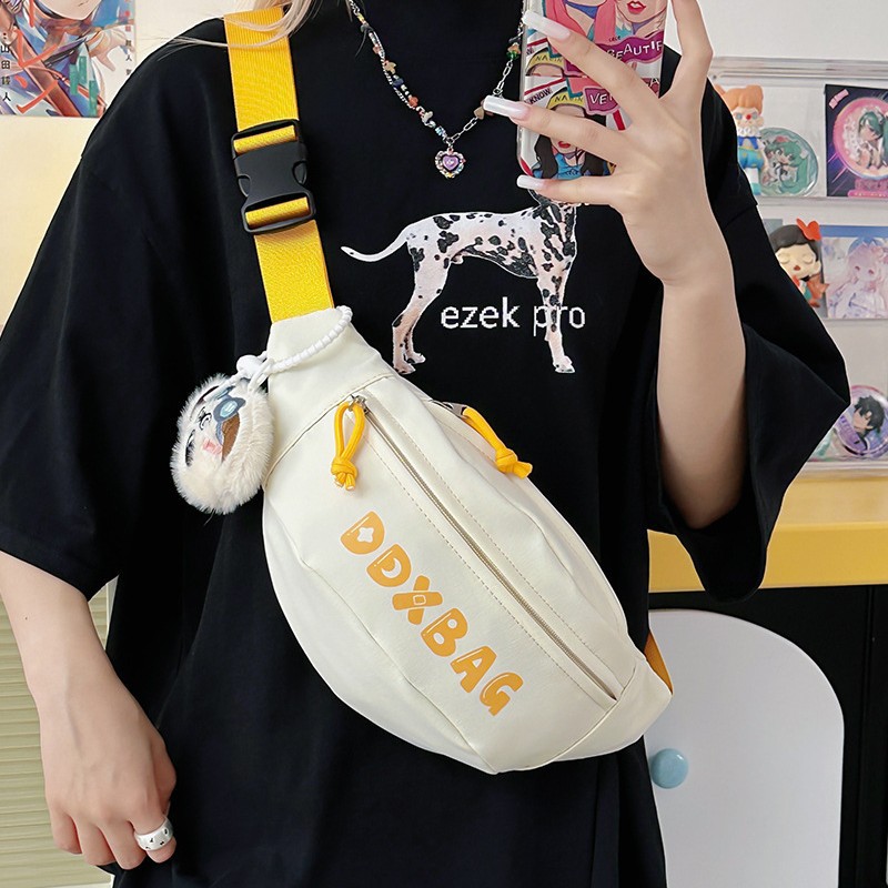 A new Korean-style canvas letter crossbody bag for women, featuring a casual, simple and lightweight design, is fashionable and versatile for commuting details Picture
