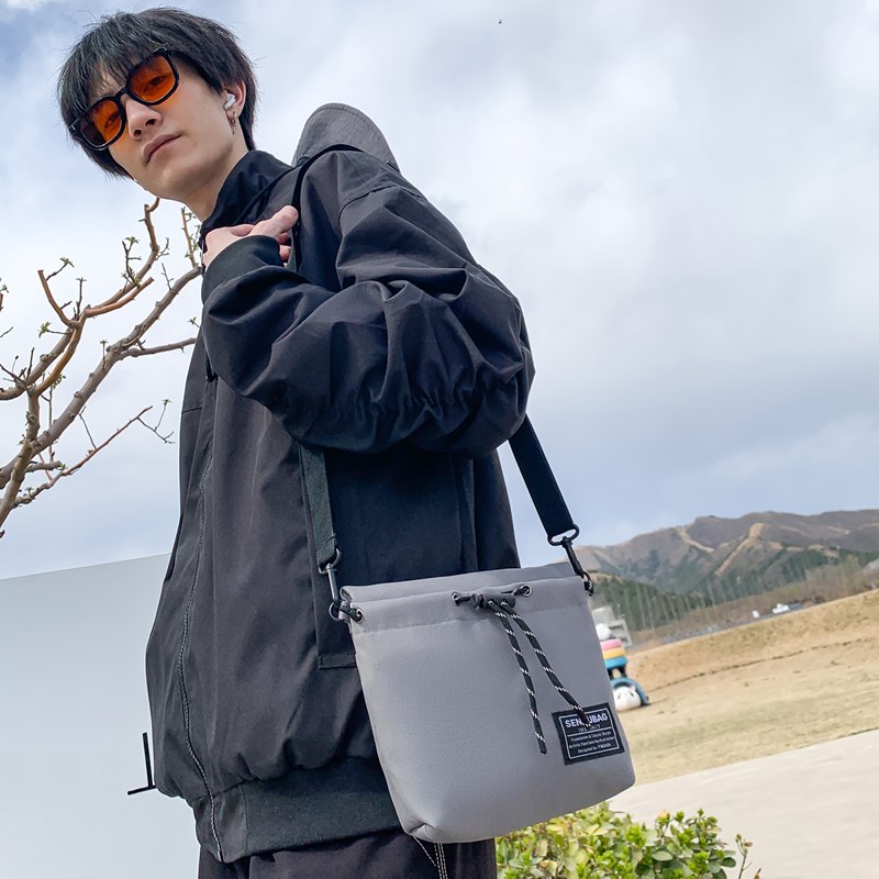 A new Korean version of a stylish small crossbody bag for men and women, casual and simple outdoor sports, lightweight and portable, mountaineering crossbody bag details Picture