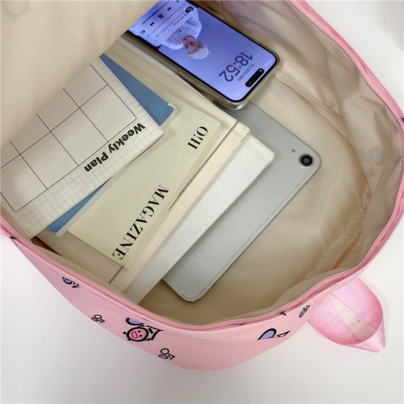 A new high-appeal, fresh and sweet campus backpack for junior and senior high school students, a lightweight and large-capacity backpack for spring outings Application Scenario