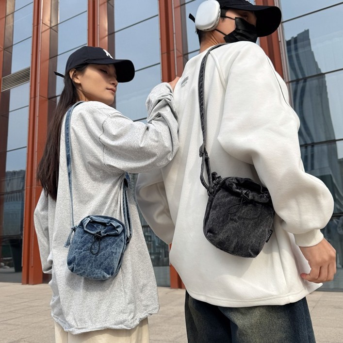 Cool couple street style phone bag, Japanese crossbody bag, 2025 new style, versatile outdoor sports and commuting single-shoulder small bag full figure