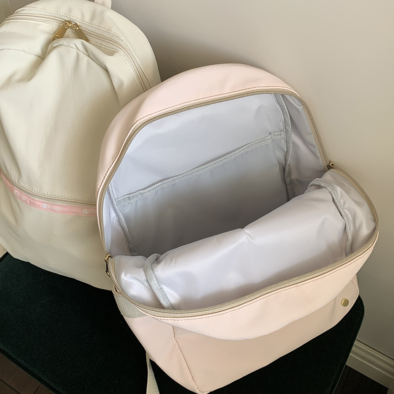 A simple and versatile Japanese Instagram-style casual and lightweight backpack for women. It's stylish and has a high level of appearance. It's a great backpack for best friends to travel and go shopping Application Scenario