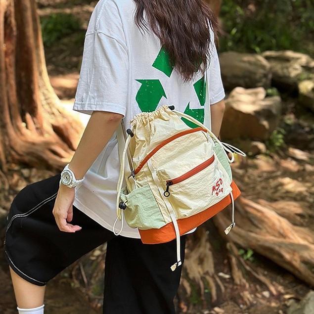 A new summer mountain-themed niche design lightweight mountaineering crossbody bag for women, a casual and simple outdoor lightweight single-shoulder bag full figure