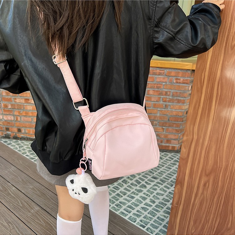 The new high-quality dopamine crossbody small bag is a portable bag for couples to go shopping. It comes in multiple colors and has a laid-back style, making it a versatile single-shoulder bag details Picture